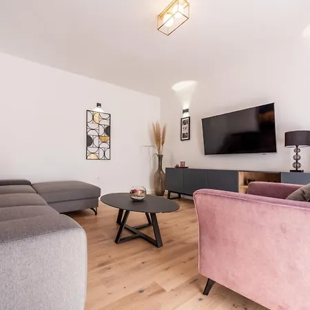 Villa Luxury Carlin With Heated Pool *