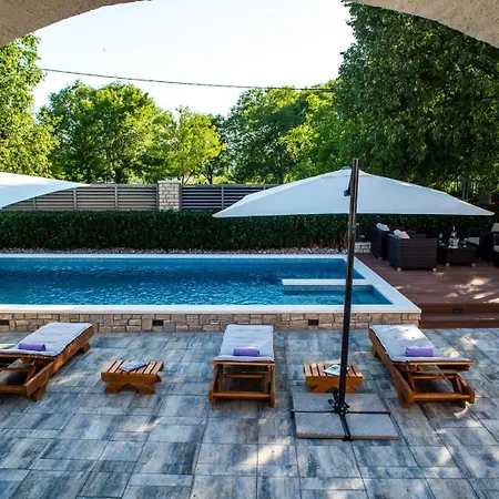 Luxury Carlin With Heated Pool *
