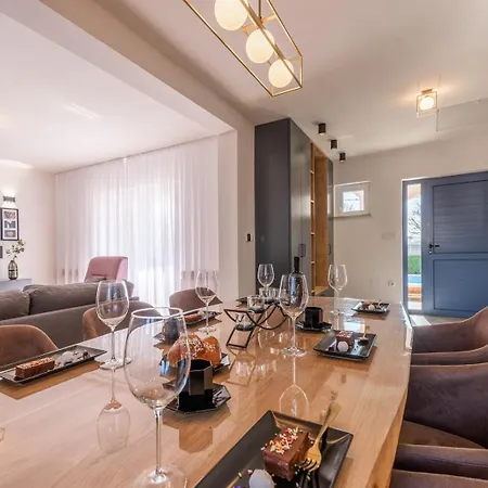 Luxury Carlin With Heated Pool *