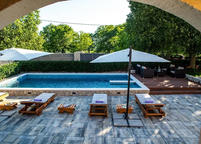 Luxury Carlin With Heated Pool *